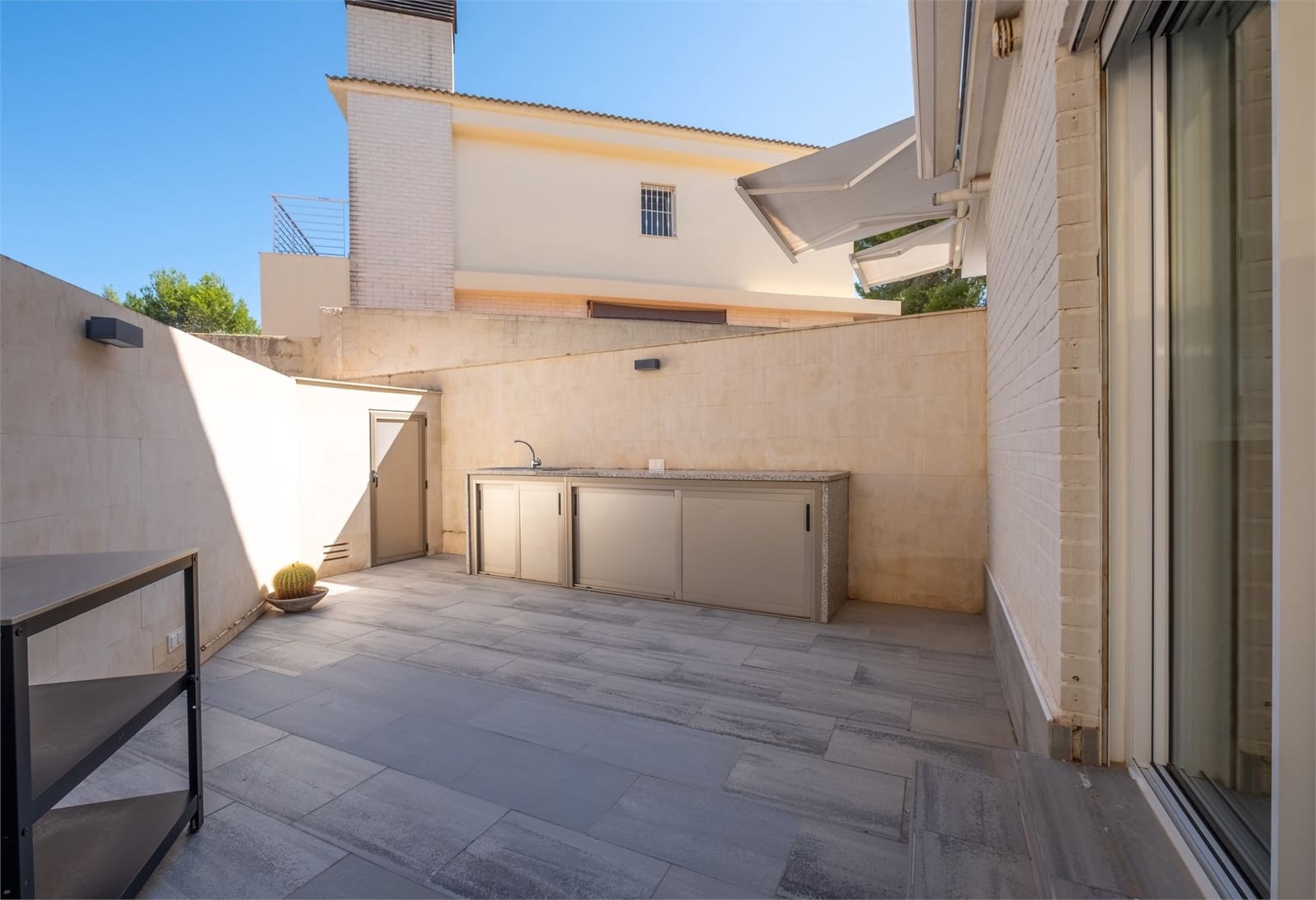 4 sypialnia Dom na sprzedaż w Alfaz del Pi / L'Alfas del Pi z basenem garażem - 598 000 € (Ref: 8685507)