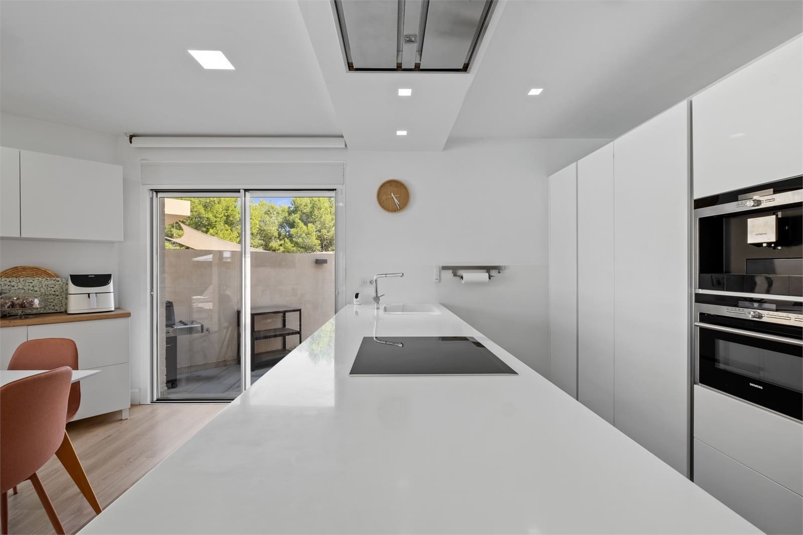 4 sypialnia Dom na sprzedaż w Alfaz del Pi / L'Alfas del Pi z basenem garażem - 598 000 € (Ref: 8685507)