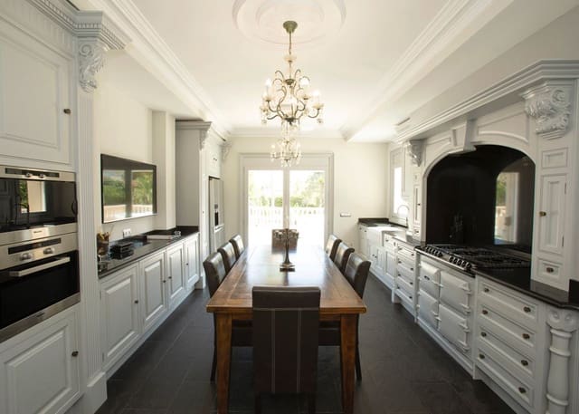 8 bedroom Villa for rent in Altea with pool garage - € 10,000 (Ref: 8713023)