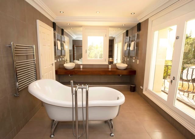 8 bedroom Villa for rent in Altea with pool garage - € 10,000 (Ref: 8713023)