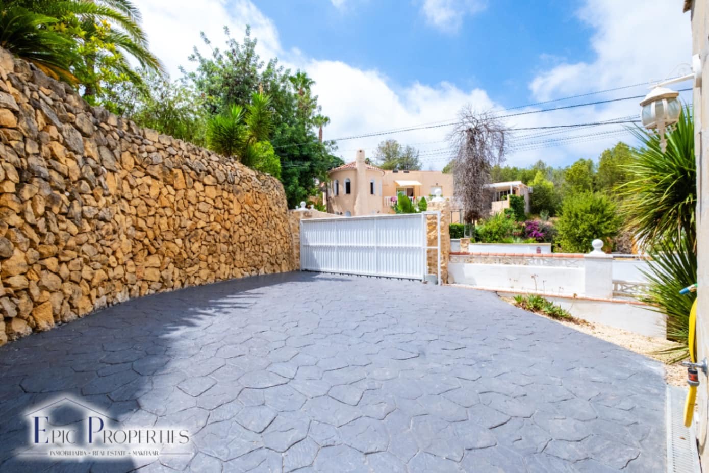 4 bedroom Villa for sale in La Nucia with pool garage - € 560,000 (Ref: 9012295)