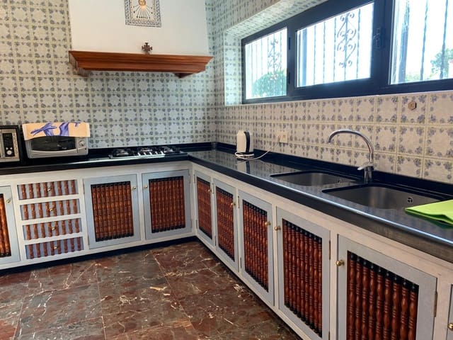 6 bedroom Villa for sale in Guadalest with pool garage - € 520,000 (Ref: 9414863)