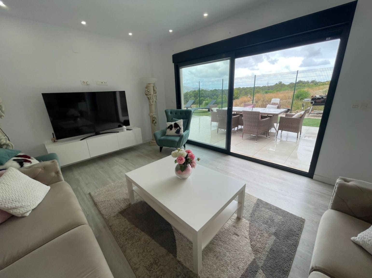 3 soveværelse Villa til leje i Alfaz del Pi / L'Alfas del Pi med swimmingpool garage - € 2.700 (Ref: 9438785)