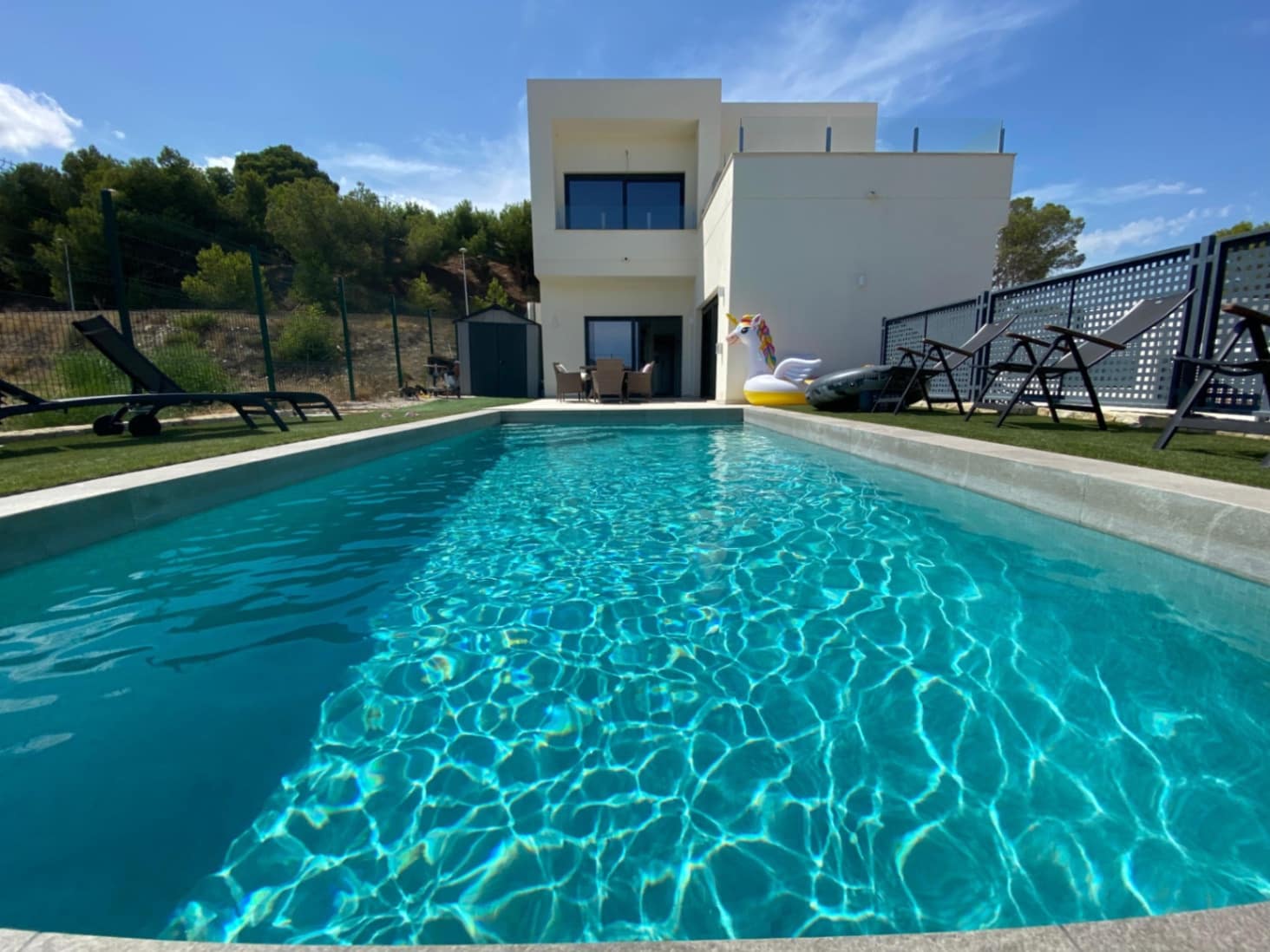 3 soveværelse Villa til leje i Alfaz del Pi / L'Alfas del Pi med swimmingpool garage - € 2.700 (Ref: 9438785)