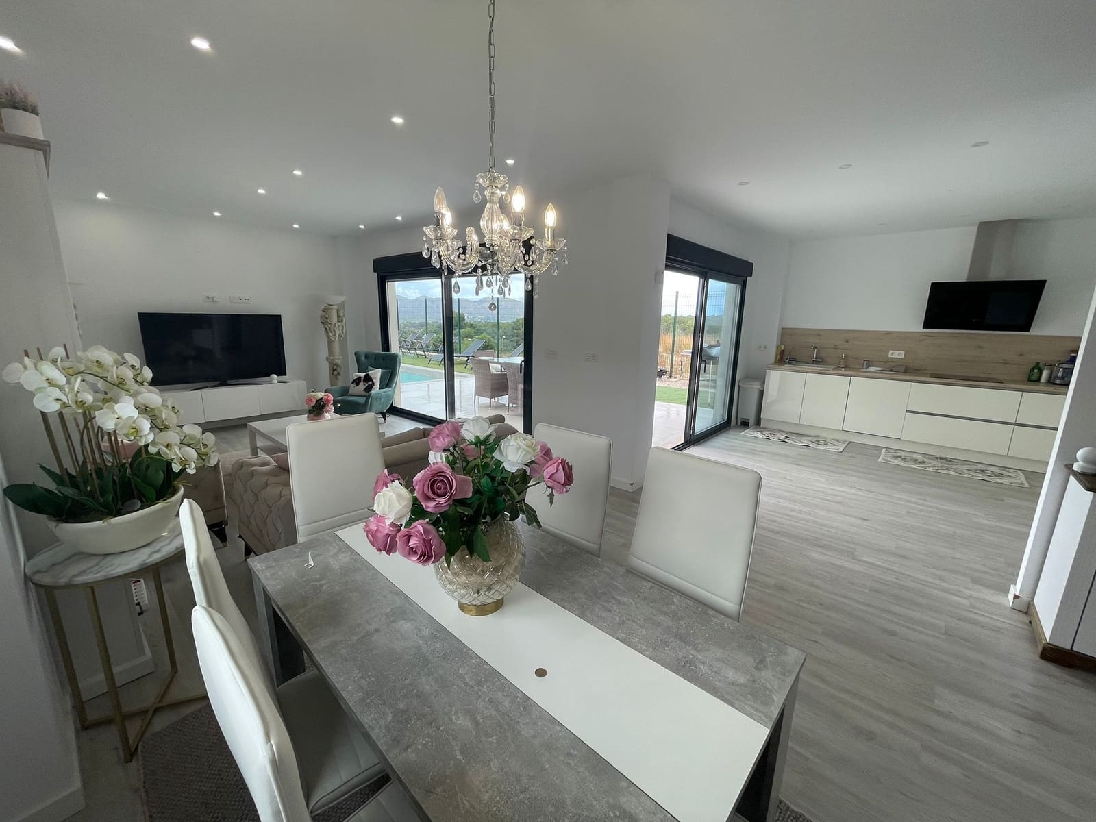 3 soveværelse Villa til leje i Alfaz del Pi / L'Alfas del Pi med swimmingpool garage - € 2.700 (Ref: 9438785)