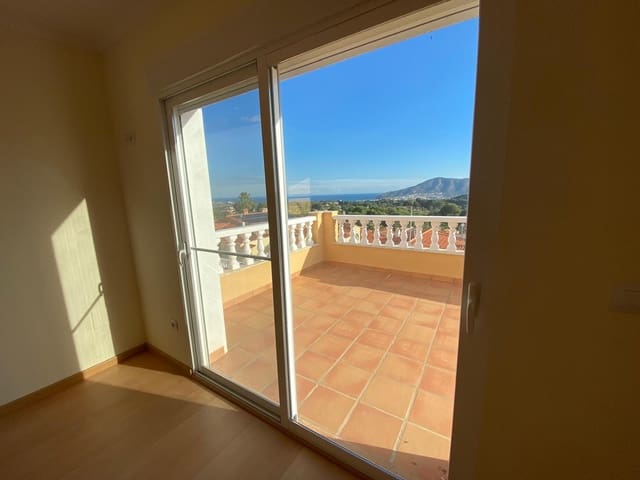 Chalet de 4 habitaciones en Alfaz del Pi / L'Alfàs del Pi en venta con piscina garaje - 745.000 € (Ref: 9446705)