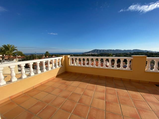 Chalet de 4 habitaciones en Alfaz del Pi / L'Alfàs del Pi en venta con piscina garaje - 745.000 € (Ref: 9446705)