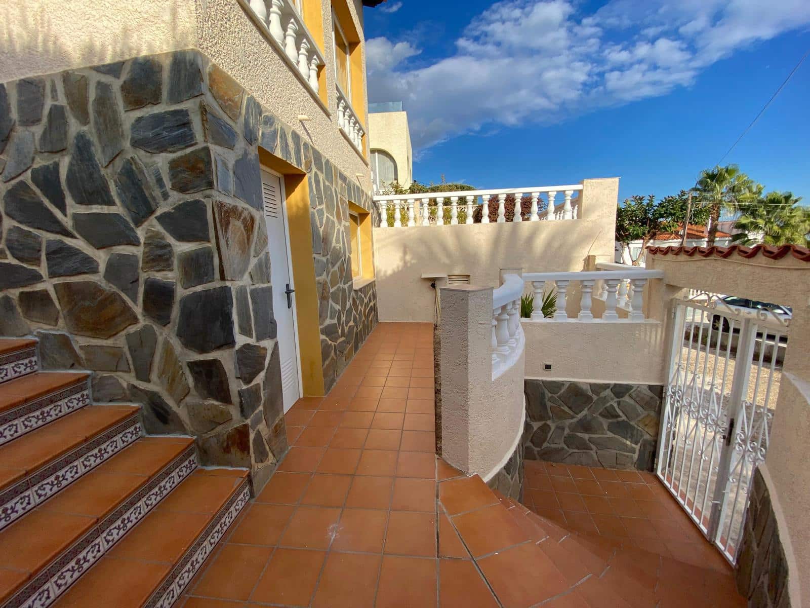 2 soveværelse Villa til leje i Alfaz del Pi / L'Alfas del Pi med swimmingpool garage - € 1.300 (Ref: 9447353)