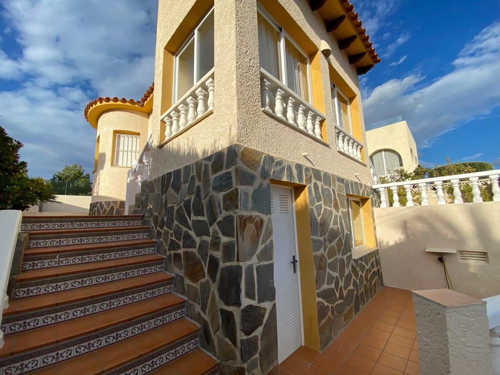 2 soveværelse Villa til leje i Alfaz del Pi / L'Alfas del Pi med swimmingpool garage - € 1.300 (Ref: 9447353)