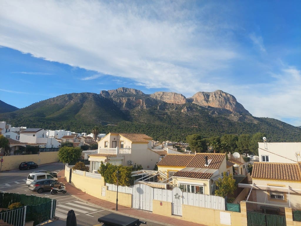 Chalet de 3 habitaciones en Polop en venta con piscina - 255.000 € (Ref: 9533043)