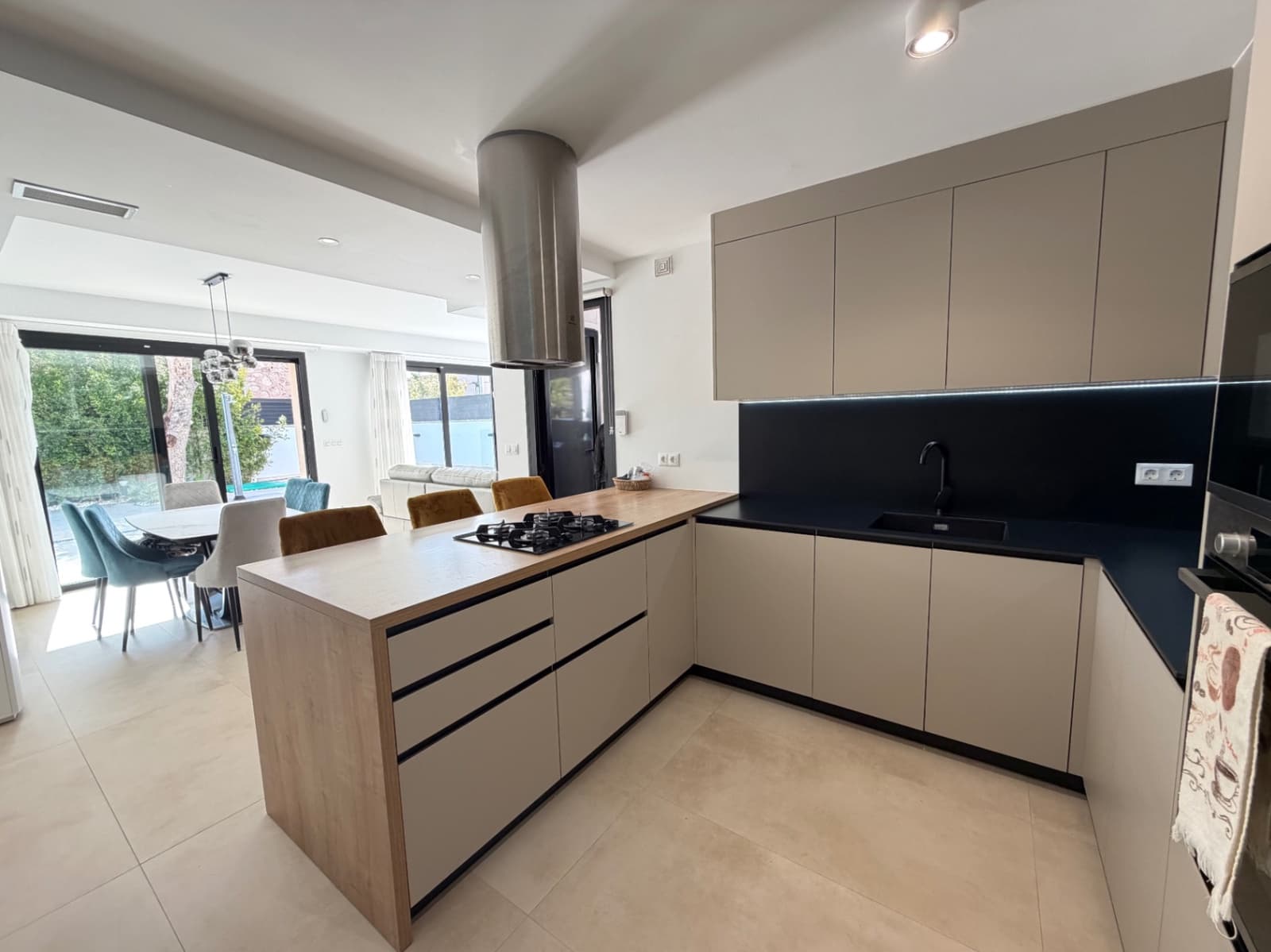 6 bedroom Villa for sale in El Campello with pool garage - € 1,349,000 (Ref: 9579977)