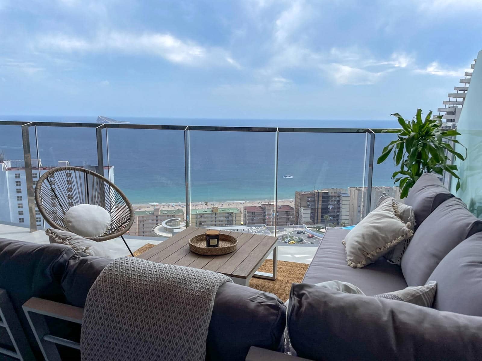 2 bedroom Apartment for sale in Benidorm with pool garage - € 599,000 (Ref: 9709220)