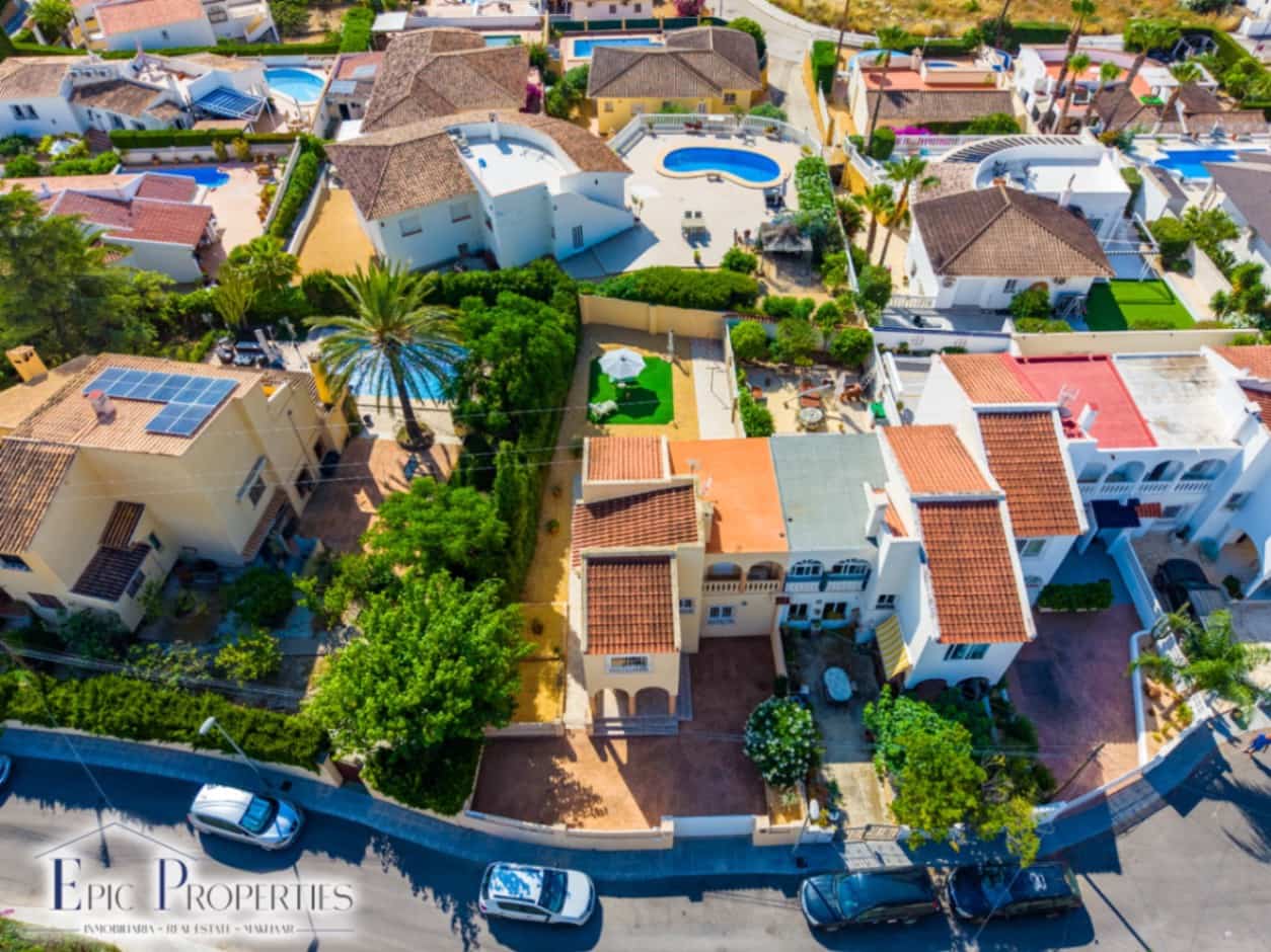 6 soveværelse Byhus til salg i La Nucia med swimmingpool garage - € 498.000 (Ref: 9905130)
