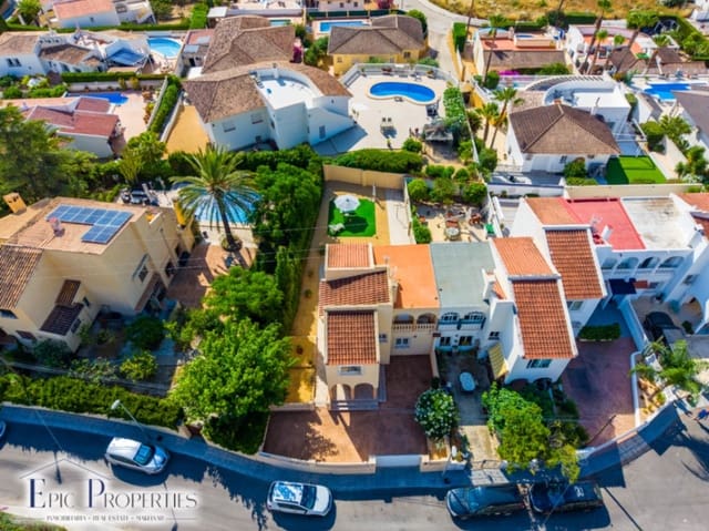 6 soveværelse Byhus til salg i La Nucia med swimmingpool garage - € 498.000 (Ref: 9905130)