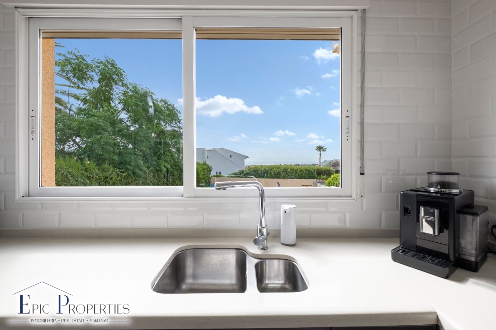 6 soveværelse Byhus til salg i La Nucia med swimmingpool garage - € 498.000 (Ref: 9905130)