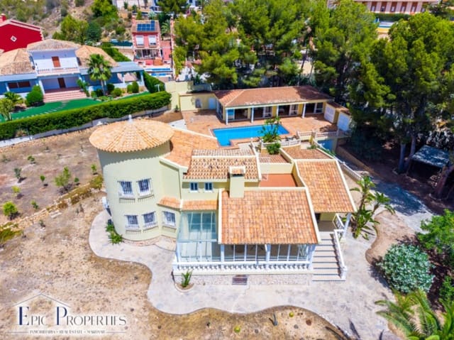 Chalet de 6 habitaciones en La Nucia en venta con piscina garaje - 899.000 € (Ref: 9927776)