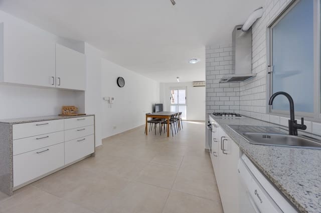3 makuuhuone Huoneisto myytävänä paikassa Las Piscinas Naturales, Torrevieja mukana 
autotalli - 260 000 € (Ref: 10074722)