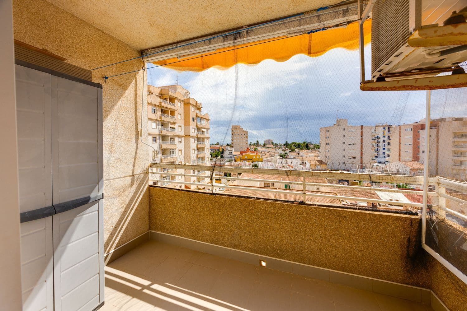 2 soverom Leilighet til salgs i Torrevieja med svømmebasseng garasje - € 124 900 (Ref: 10099482)