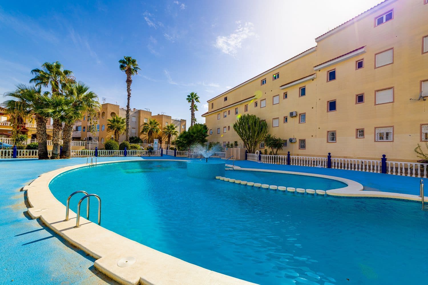 3 soveværelse Lejlighed til salg i Torrevieja med swimmingpool garage - € 135.000 (Ref: 10113560)