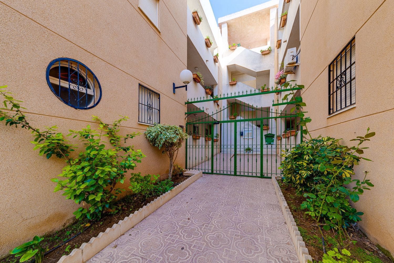 3 soveværelse Lejlighed til salg i Torrevieja med swimmingpool garage - € 135.000 (Ref: 10113560)