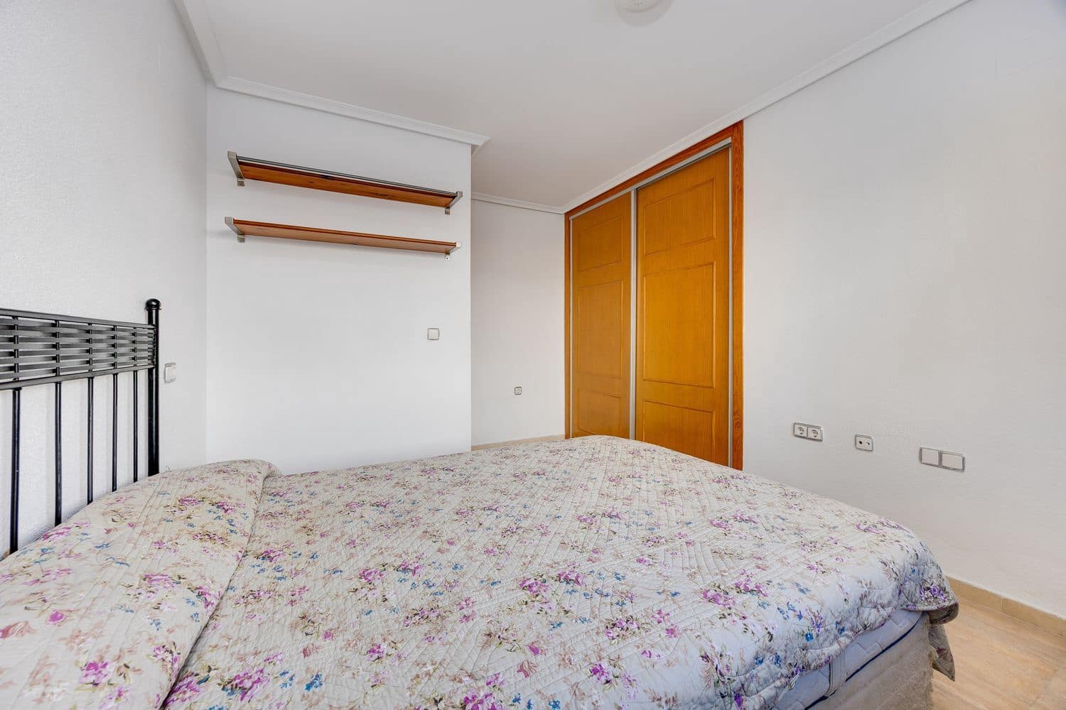 Apartamento de 3 habitaciones en Torrevieja en venta con piscina garaje - 185.000 € (Ref: 10157096)