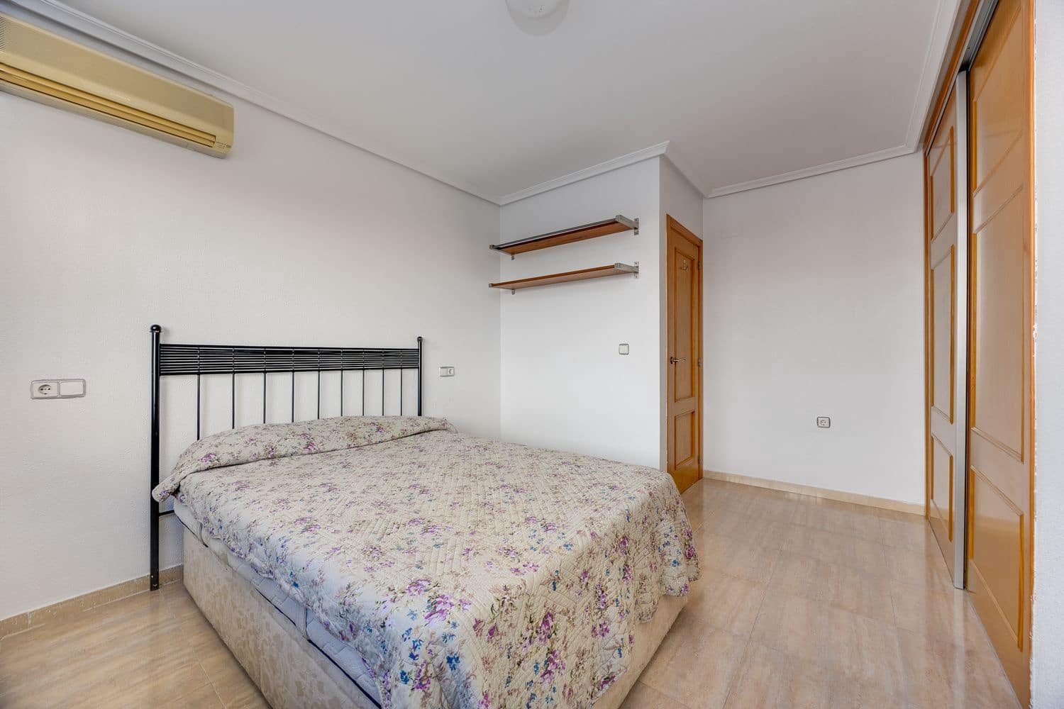 Apartamento de 3 habitaciones en Torrevieja en venta con piscina garaje - 185.000 € (Ref: 10157096)