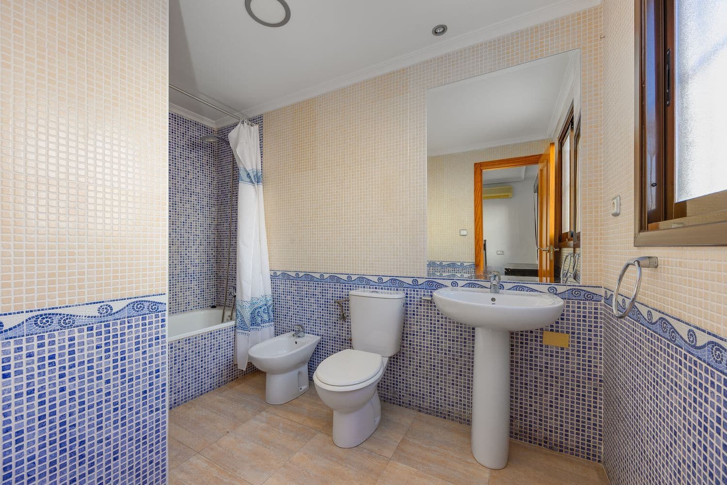 Apartamento de 3 habitaciones en Torrevieja en venta con piscina garaje - 185.000 € (Ref: 10157096)