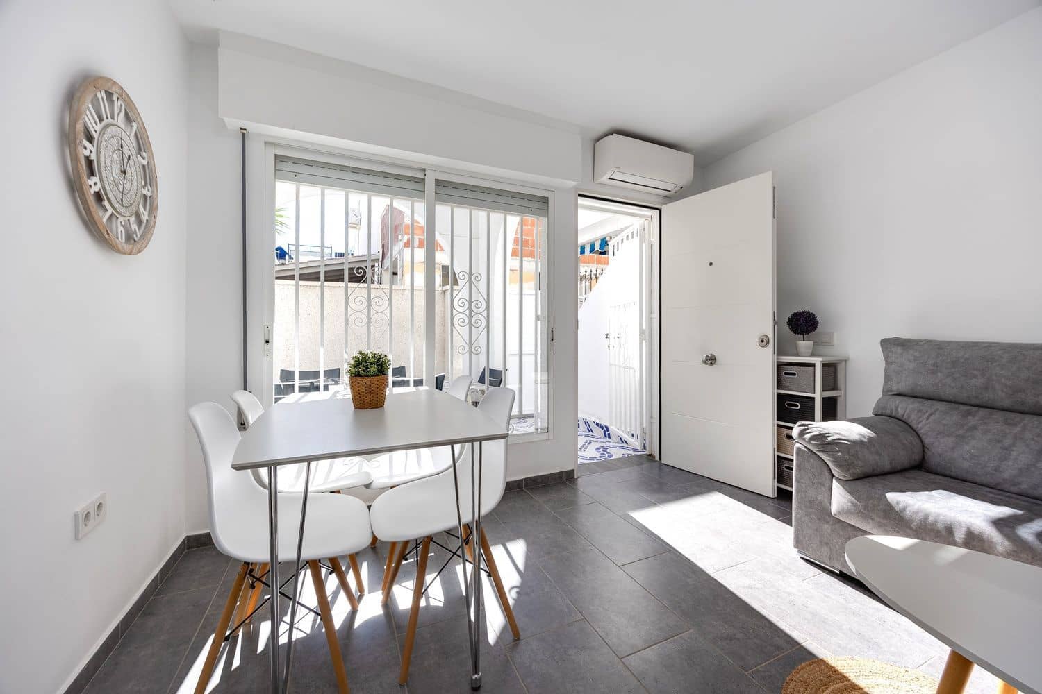 4 soveværelse Byhus til salg i Torrevieja med swimmingpool garage - € 179.000 (Ref: 10186389)