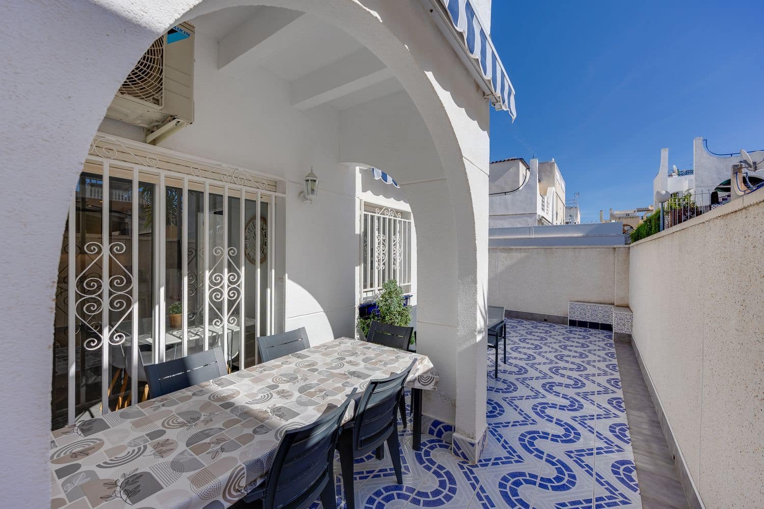 4 soveværelse Byhus til salg i Torrevieja med swimmingpool garage - € 179.000 (Ref: 10186389)