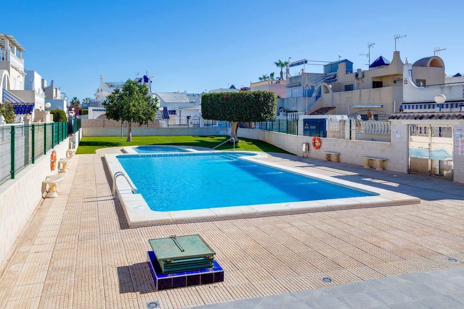 4 soveværelse Byhus til salg i Torrevieja med swimmingpool garage - € 179.000 (Ref: 10186389)
