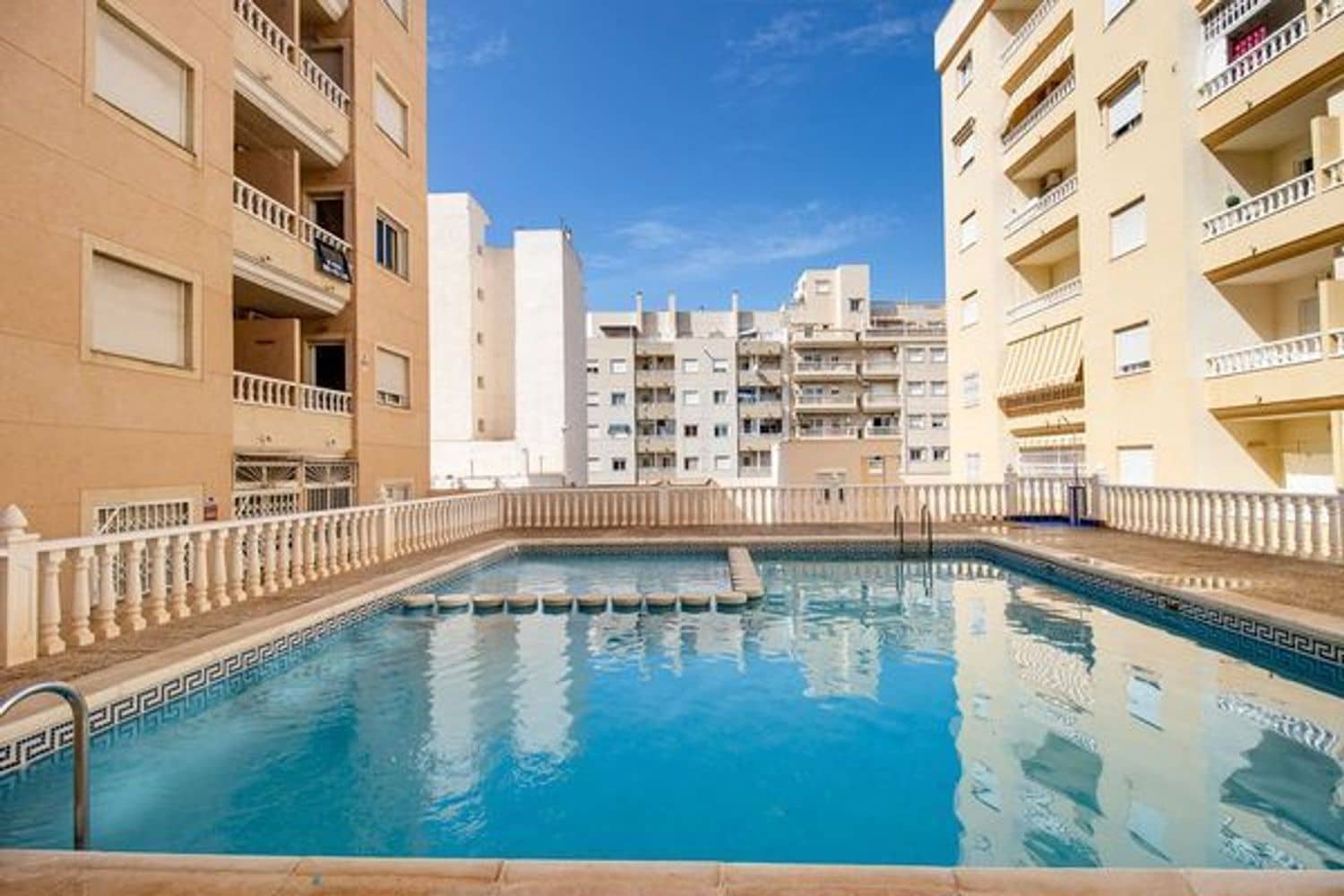 2 slaapkamer Appartement te koop in Torrevieja met zwembad garage - € 119.900 (Ref: 8901971)