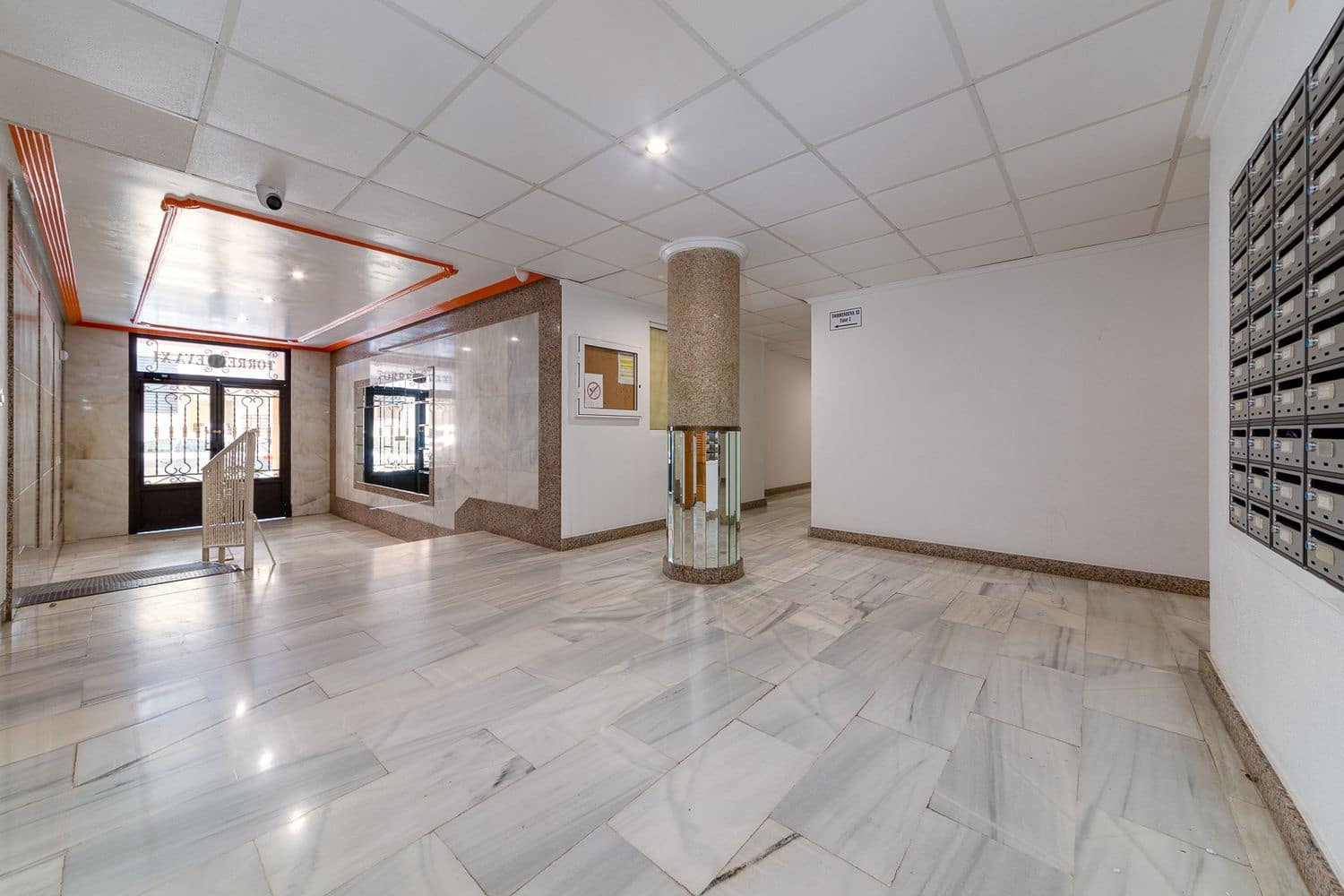 Apartamento para venda em Torrevieja com piscina garagem - 83 000 € (Ref: 9232108)