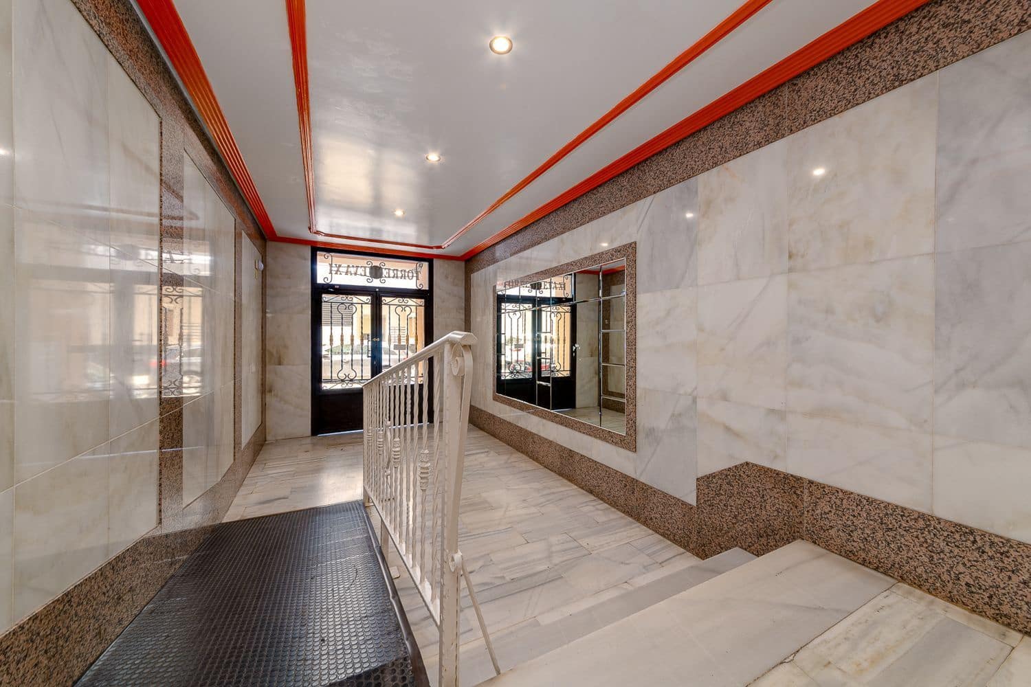 Apartamento para venda em Torrevieja com piscina garagem - 83 000 € (Ref: 9232108)