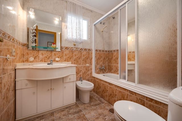 2 makuuhuone Huoneisto myytävänä paikassa Las Piscinas Naturales, Torrevieja mukana 
autotalli - 145 000 € (Ref: 9232109)