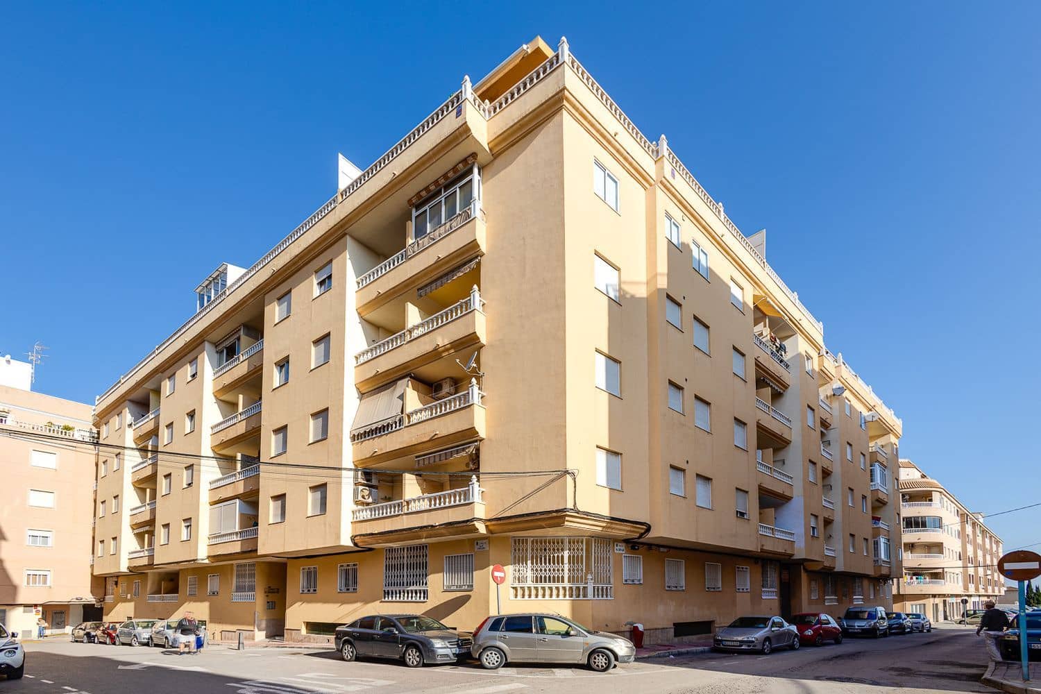 2 bedroom Apartment for sale in Torrevieja with pool - € 110,000 (Ref: 9251726)