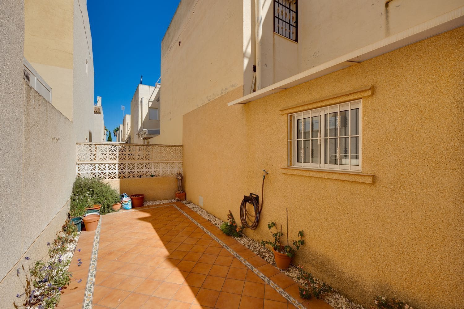 Casa de 2 habitaciones en Torrevieja en venta con piscina garaje - 135.000 € (Ref: 9256747)