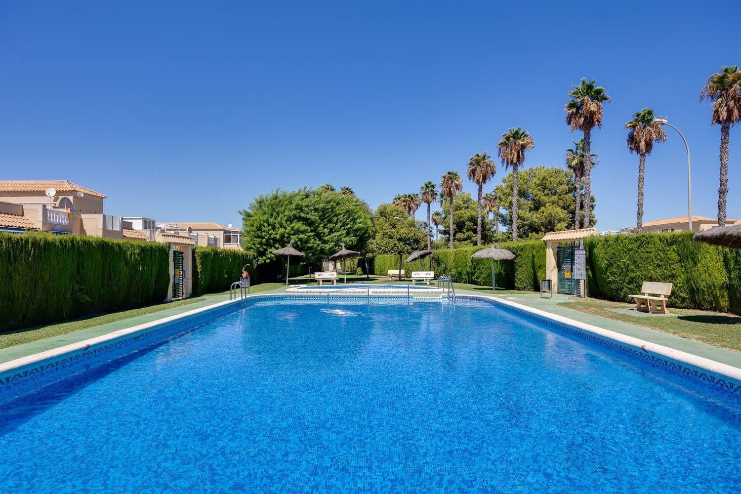 Casa de 2 habitaciones en Torrevieja en venta con piscina garaje - 135.000 € (Ref: 9256747)