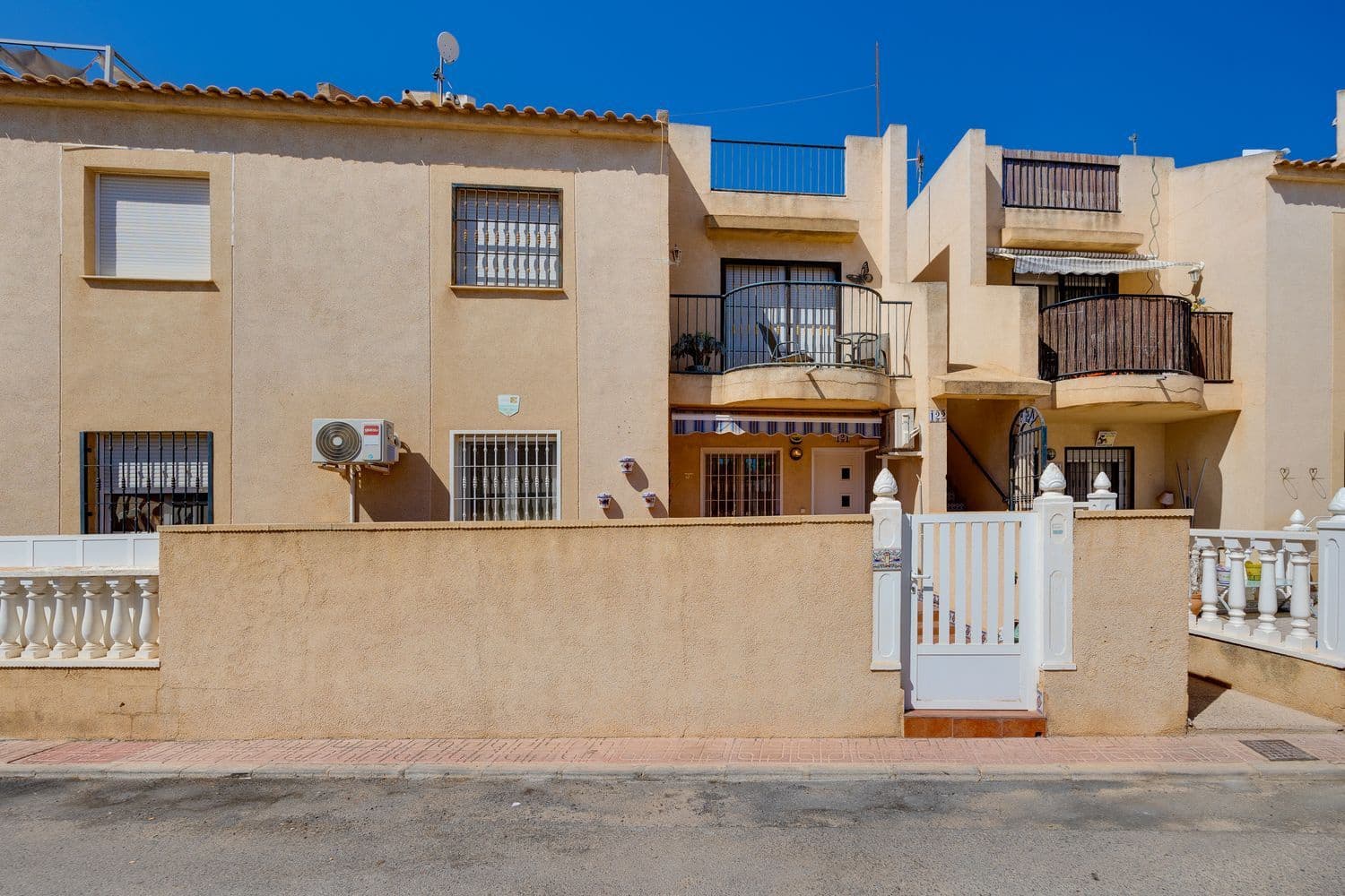 Casa de 2 habitaciones en Torrevieja en venta con piscina garaje - 135.000 € (Ref: 9256747)