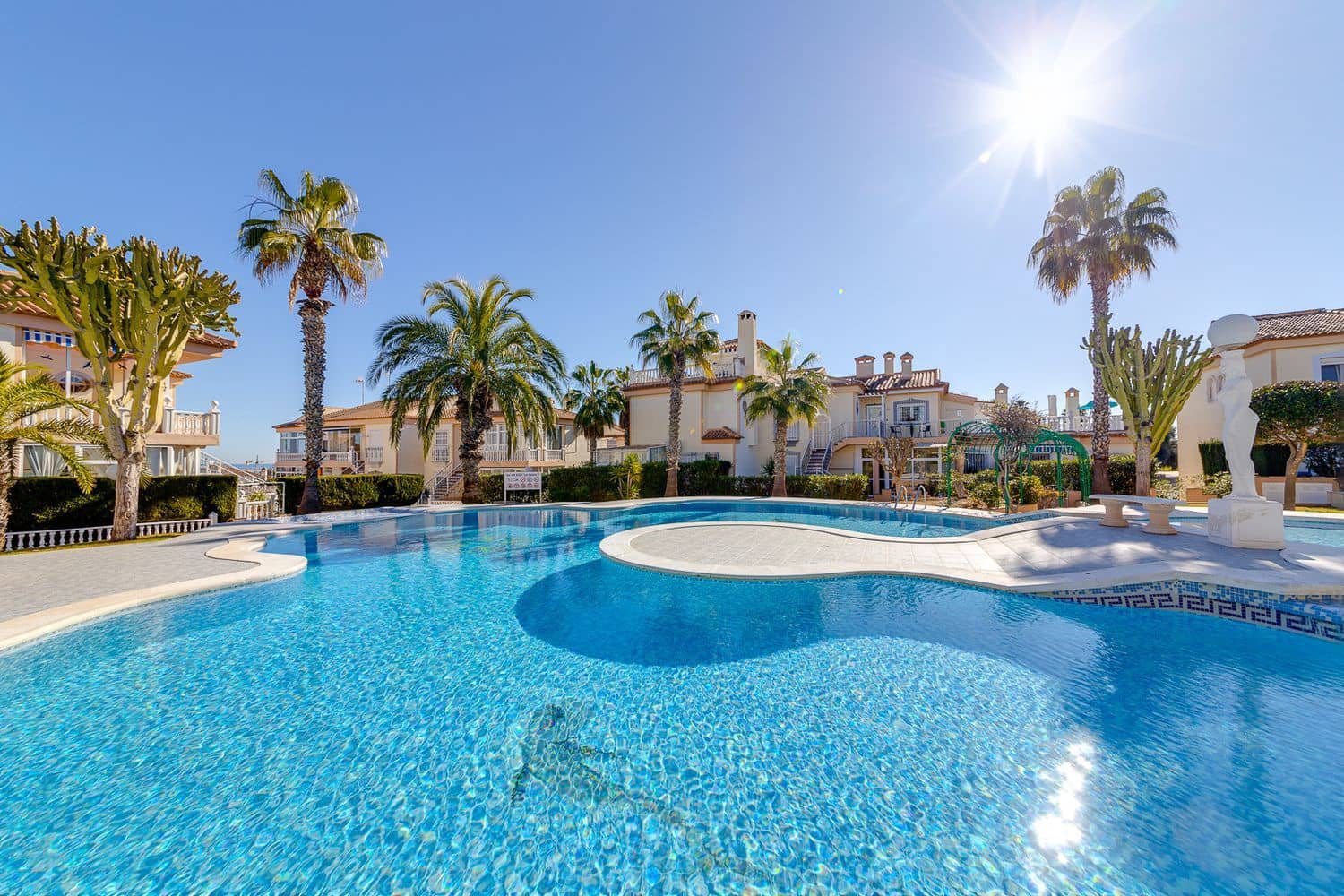 Hus till salu i Torrevieja med pool garage - 115 000 € (Ref: 9390026)