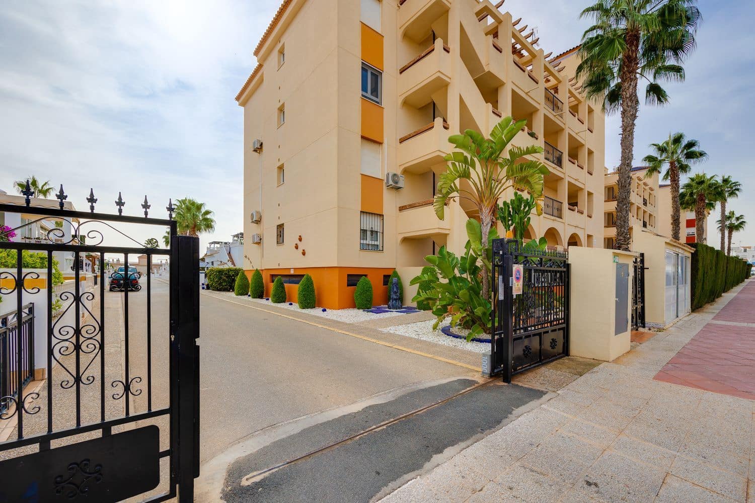 2 soveværelse Lejlighed til salg i Orihuela Costa med swimmingpool garage - € 189.000 (Ref: 9395580)