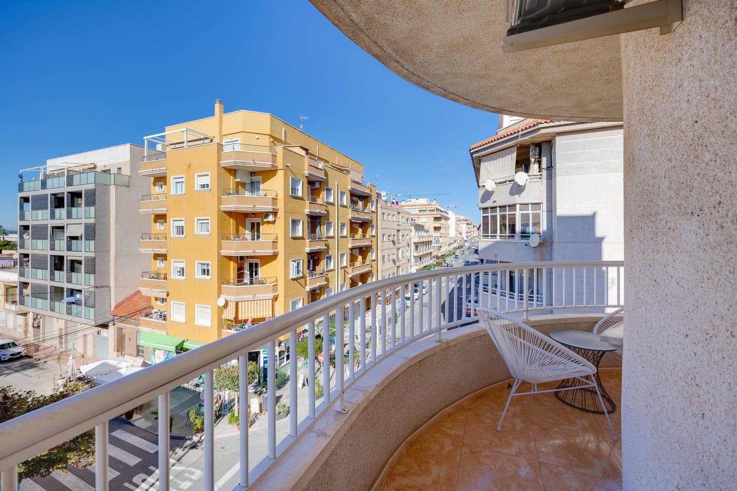 2 soveværelse Lejlighed til salg i Torrevieja med garage - € 119.500 (Ref: 9397993)