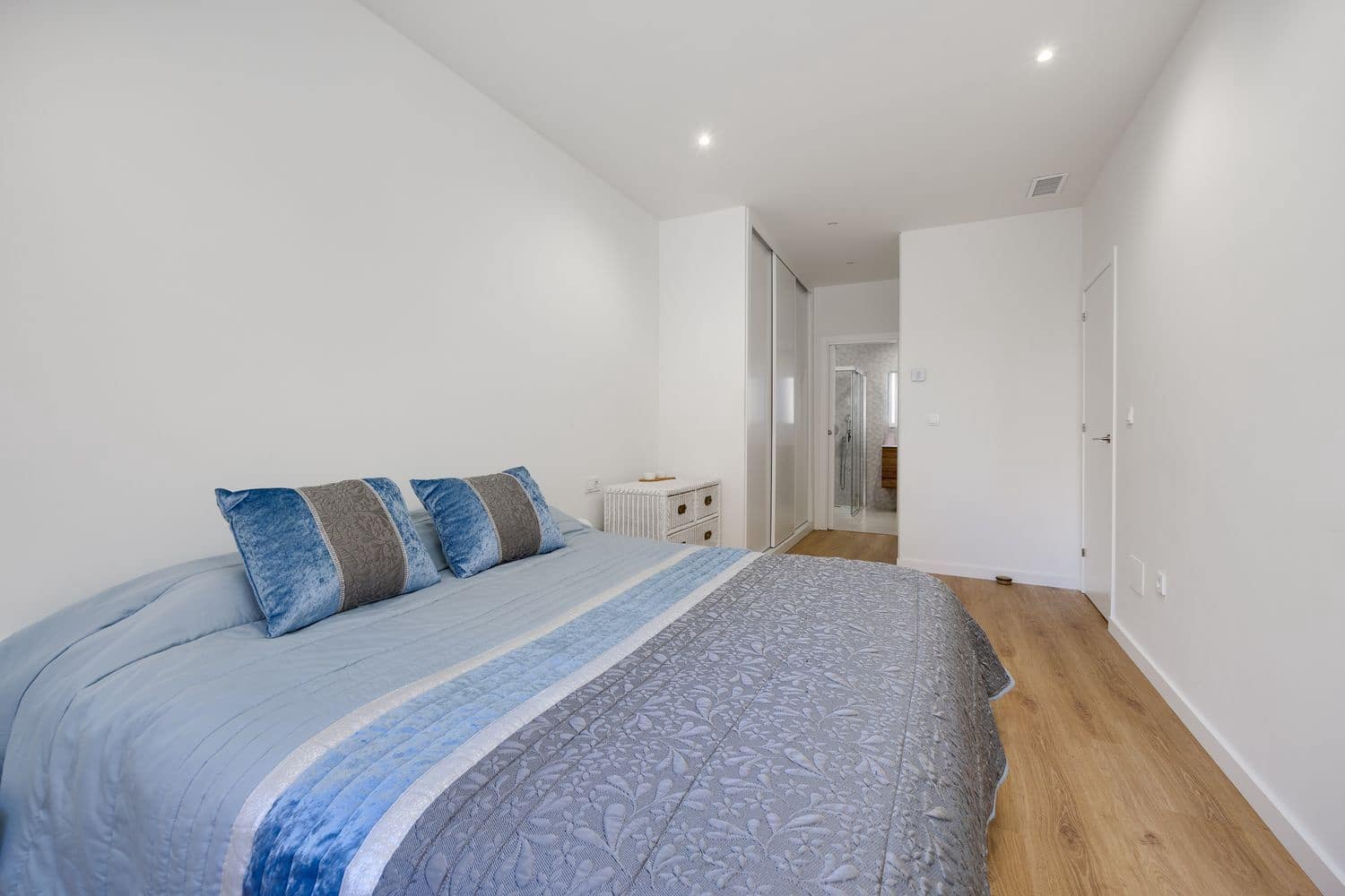 2 bedroom Apartment for sale in Torrevieja with garage - € 219,000 (Ref: 9421808)