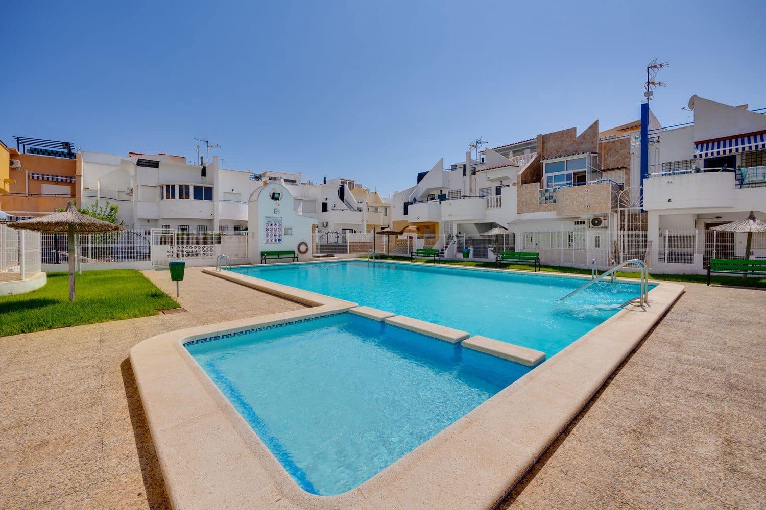 2 soverom Hus til salgs i Torrevieja med svømmebasseng garasje - € 145 000 (Ref: 9436697)