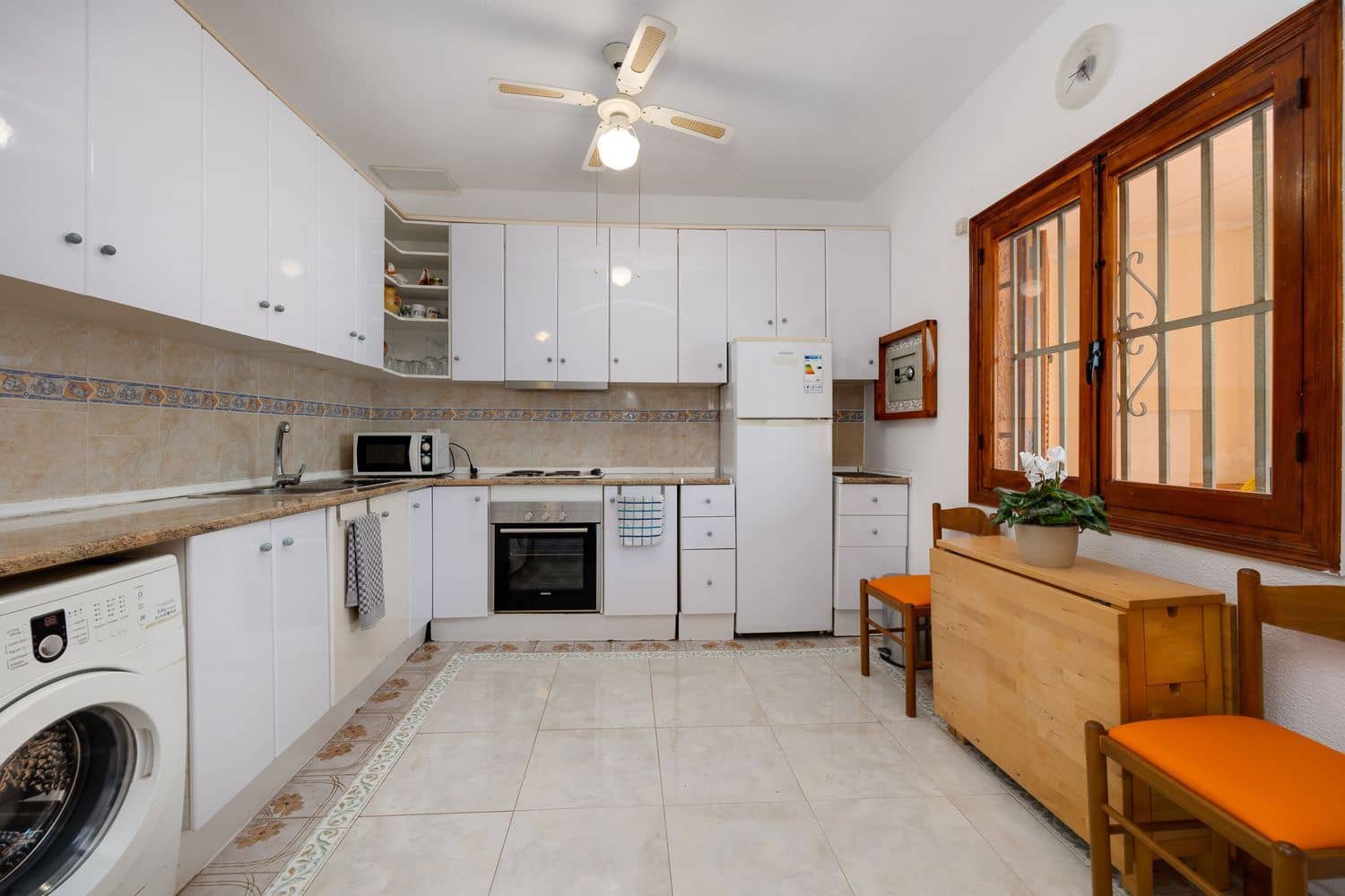 2 makuuhuone Omakotitalo myytävänä paikassa Torrevieja mukana uima-altaan 
autotalli - 138 000 € (Ref: 9452577)