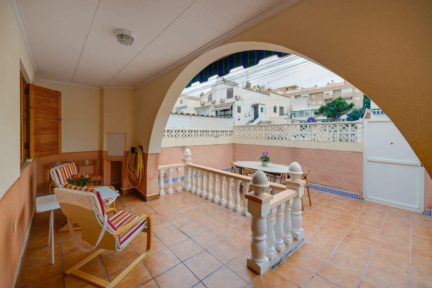 2 makuuhuone Omakotitalo myytävänä paikassa Torrevieja mukana uima-altaan 
autotalli - 138 000 € (Ref: 9452577)