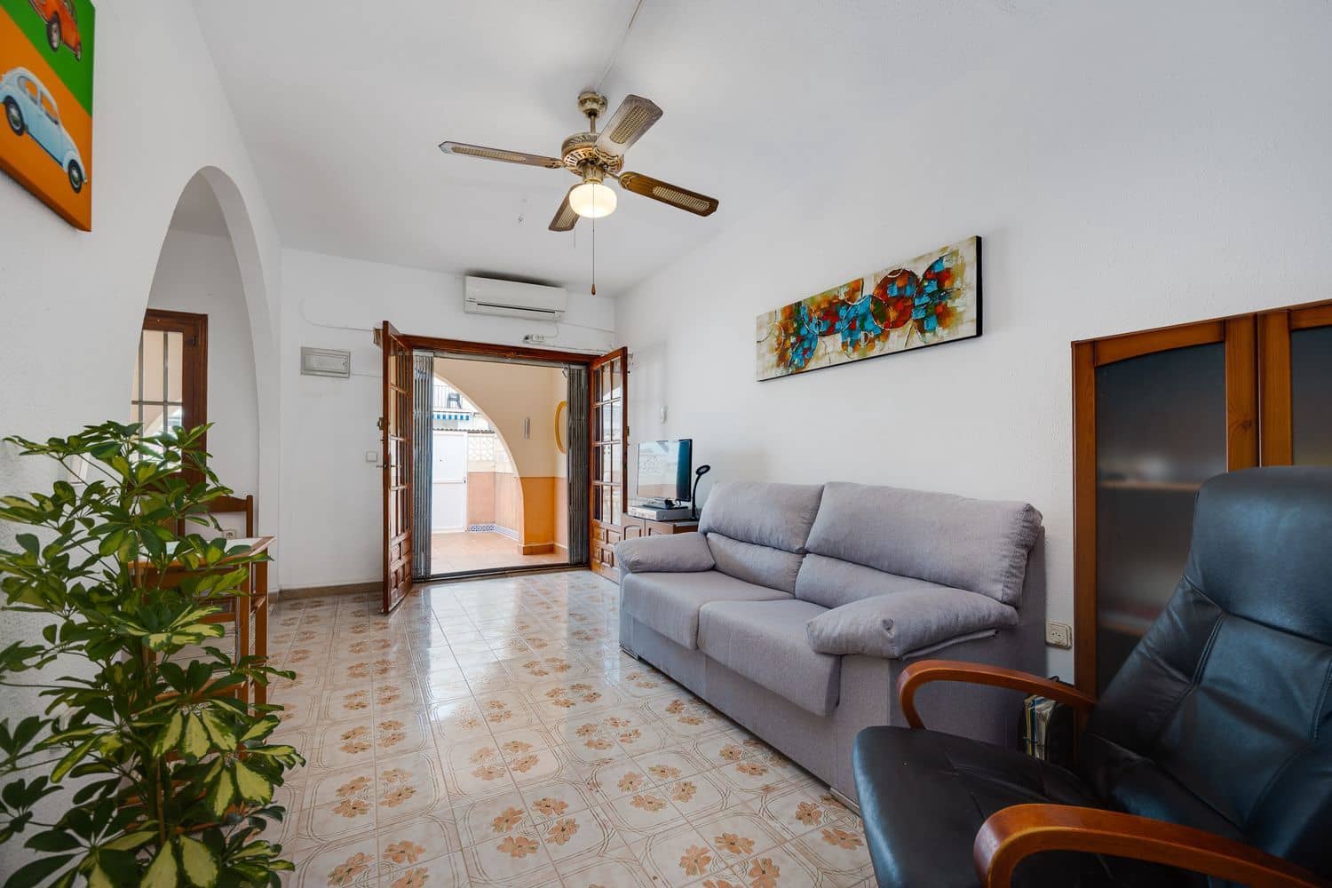 2 makuuhuone Omakotitalo myytävänä paikassa Torrevieja mukana uima-altaan 
autotalli - 138 000 € (Ref: 9452577)