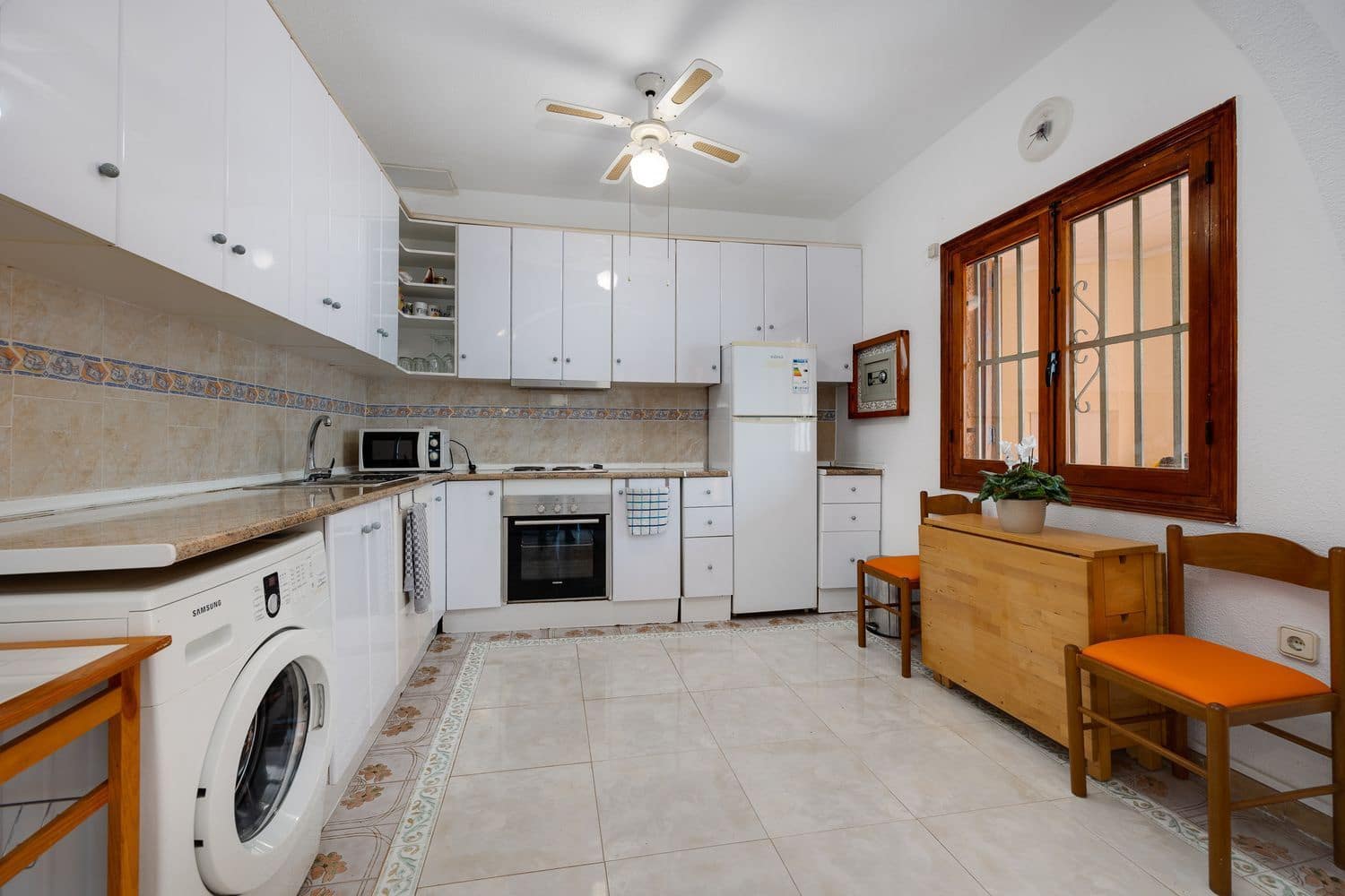 2 makuuhuone Omakotitalo myytävänä paikassa Torrevieja mukana uima-altaan 
autotalli - 138 000 € (Ref: 9452577)