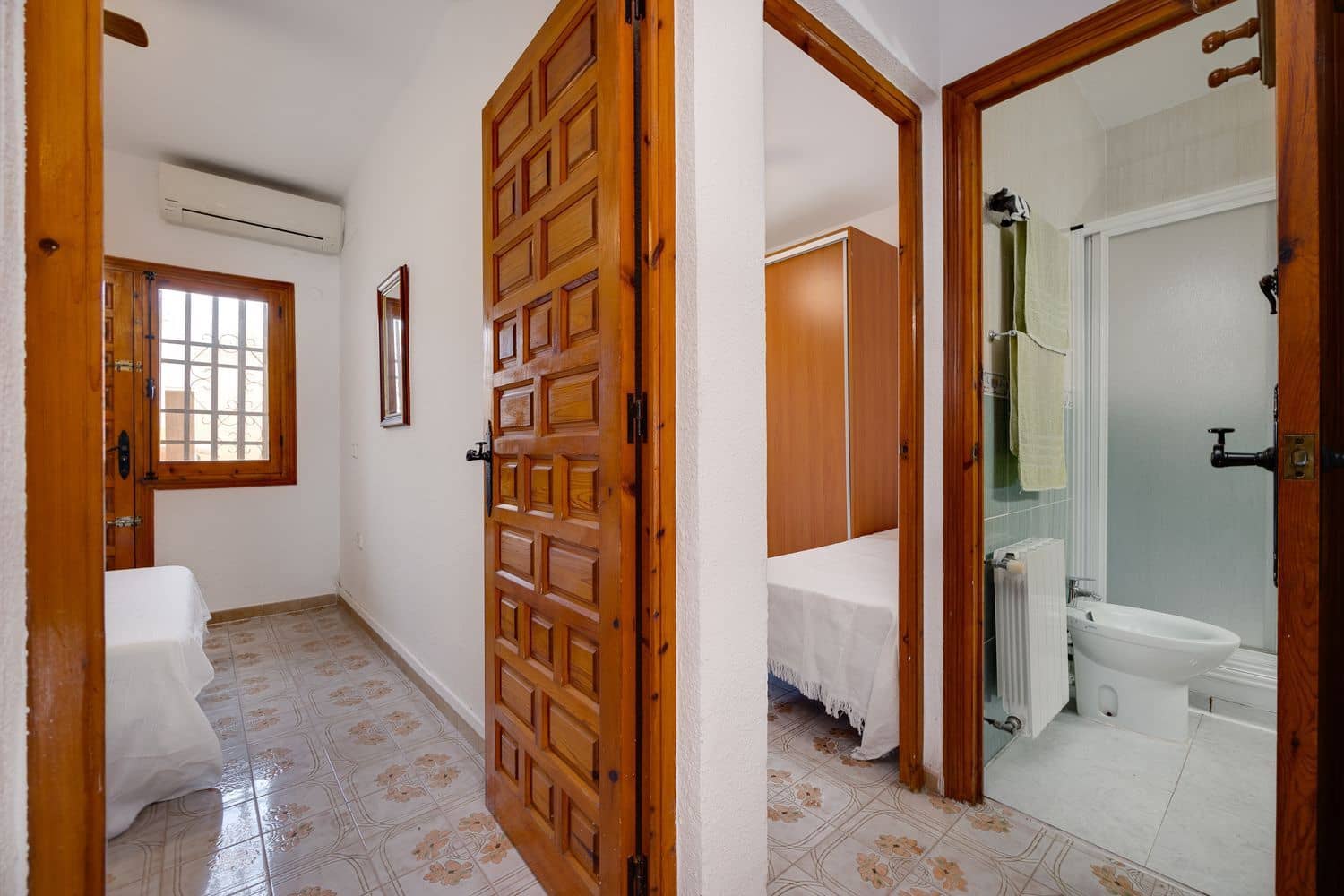 2 makuuhuone Omakotitalo myytävänä paikassa Torrevieja mukana uima-altaan 
autotalli - 138 000 € (Ref: 9452577)