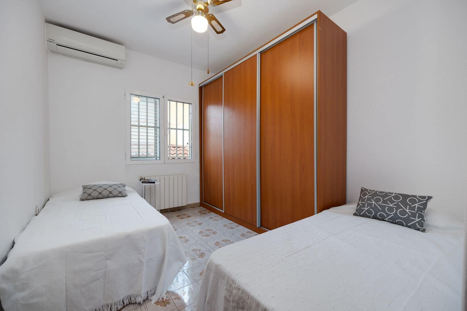 2 makuuhuone Omakotitalo myytävänä paikassa Torrevieja mukana uima-altaan 
autotalli - 138 000 € (Ref: 9452577)