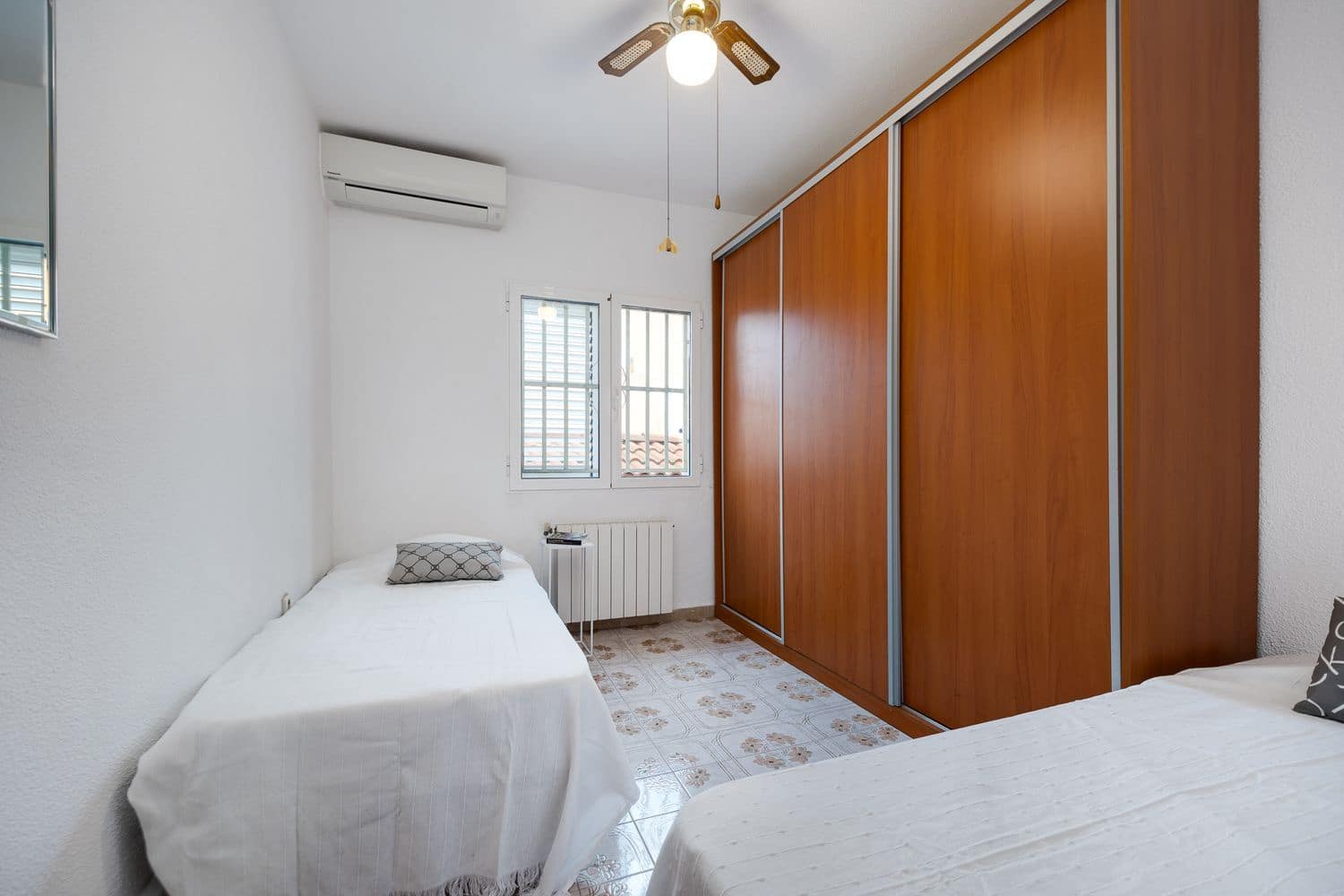 2 makuuhuone Omakotitalo myytävänä paikassa Torrevieja mukana uima-altaan 
autotalli - 138 000 € (Ref: 9452577)